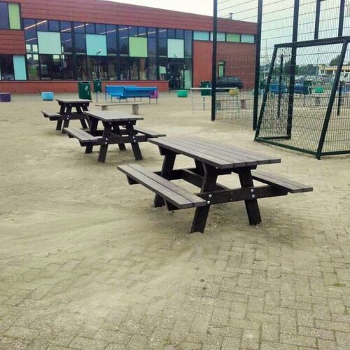 Kunststof Picknickset Oslo Mensa 9 Onze massief regeneraat (kunststof) picknicktafels in Delfzijl naast de tevens door ons geplaatste voetbalkooi met basketbal.